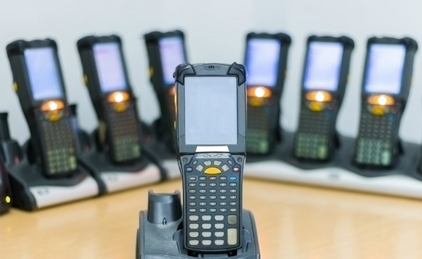 Handheld Barcode Scanner laden in Tischhalterungen