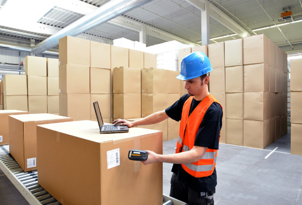 Arbeiter in der Logistikbranche scannt Waren ein